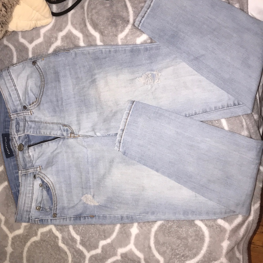 Lightly ripped jeans🥰.
